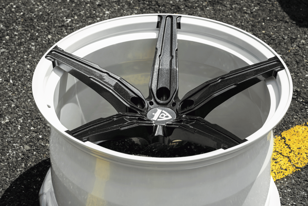 The RV-MJ201 Corvette Wheels redefine custom design with a Carbon Flash Metallic Spoke and GM Abalone White Pearl Barrel, ensuring a bold and eye-catching appearance.