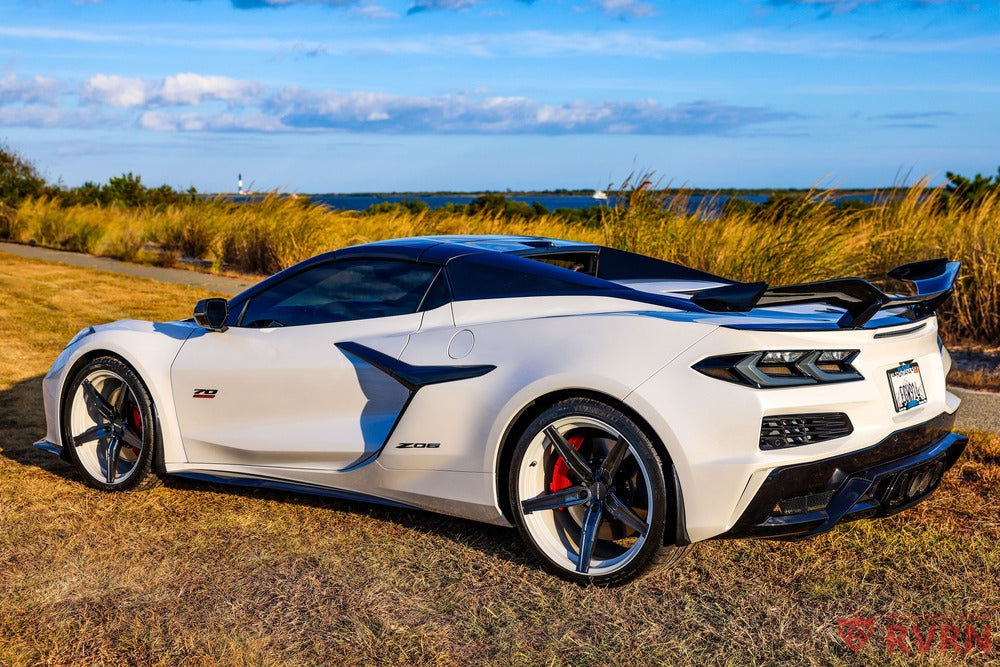 The RV-MJ201 Corvette Wheels redefine custom design with a Carbon Flash Metallic Spoke and GM Abalone White Pearl Barrel, ensuring a bold and eye-catching appearance.
