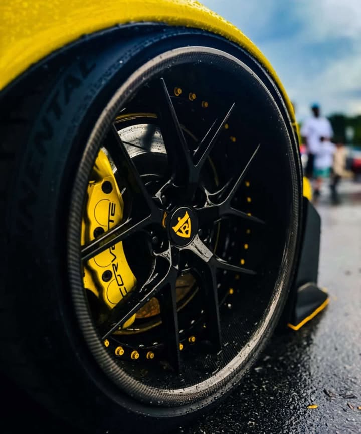Close-up of a black and yellow aftermarket wheel from the Hot Wheels Collection — Corvette’s Most Popular Forged: RV-DR08D.